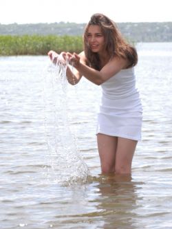 湖边外拍穿青苔特色内裤的美模Daisy,相约中国夏冰人体艺术