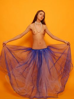 舞蹈名模Alaina橙色背景室拍人体,全球高清人体摄影